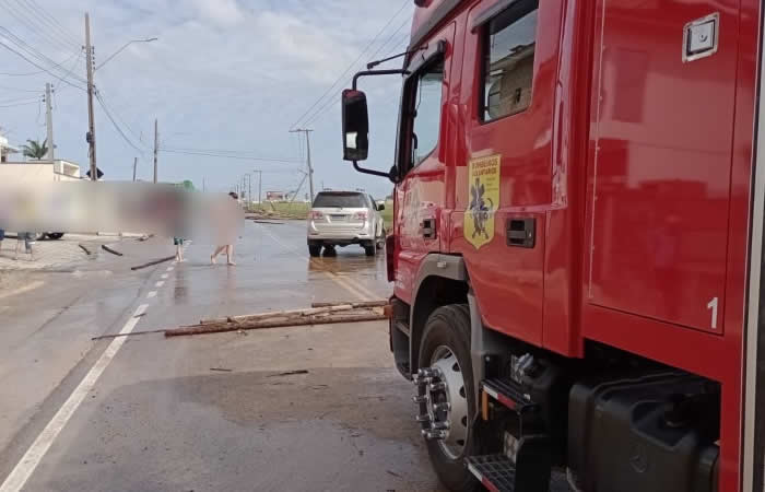 Rompimento de dique de areia causa alagamento de casas e comércios em Jaguaruna