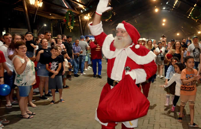 População de Siderópolis participa da chegada do Papai Noel