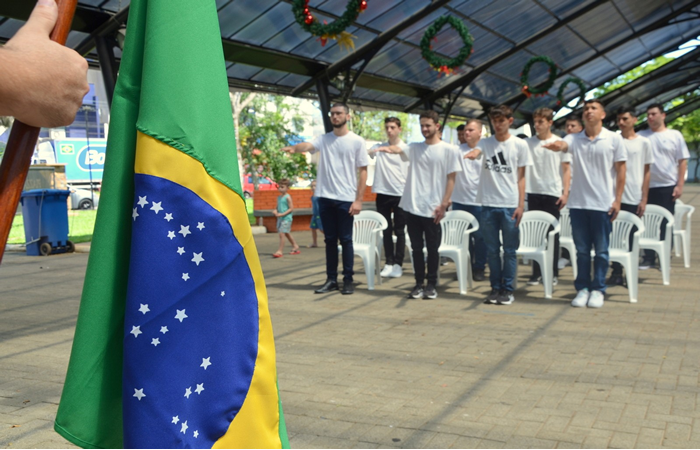 Jovens de Siderópolis prestam juramento à bandeira