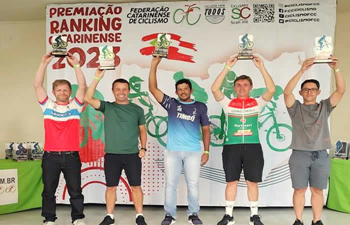 Atleta de Siderópolis recebe premiação da Federação Catarinense de Ciclismo