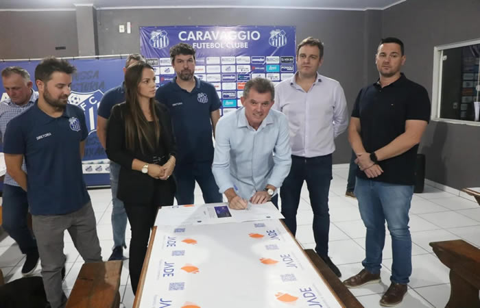 Assinada ordem de serviço para troca do gramado do Estádio da Montanha